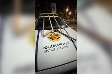Os detidos, juntamente com as vítimas do ataque, foram encaminhados à Delegacia de Polícia para os procedimentos legais cabíveis -  (crédito: Divulgação/PMDF)