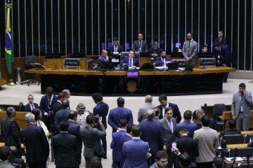 Deputados em sessão no plenário na madrugada desta quinta-feira -  (crédito: Kayo Magalhães/Câmara dos Deputados)