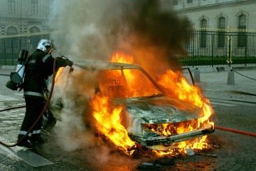 Carro foi incendiado na Rua Deinos, em São Mateus (imagem meramente ilustrativa)  -  (crédito: Pexels )