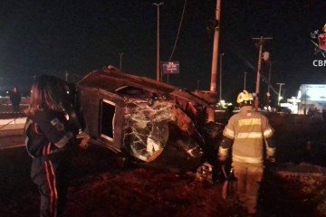 Carro capota e atinge poste em avenida movimentada de Samambaia -  (crédito: CBMDF/Divulgação)