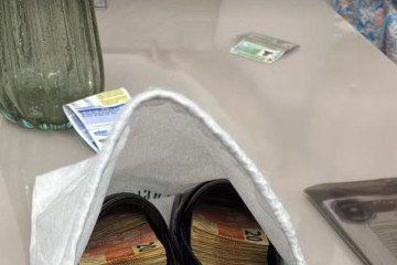PF deflagra quinta fase da Operação Overclean e encontra R$ 10 mil em sapatos durante busca na casa de Francisco Nascimento, primo do deputado federal Elmar Nascimento (União-BA) -  (crédito: Reprodução/Polícia Federal)