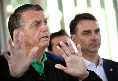 Jair Bolsonaro e o filho, senador Flavio Bolsonaro -  (crédito:  AFP)