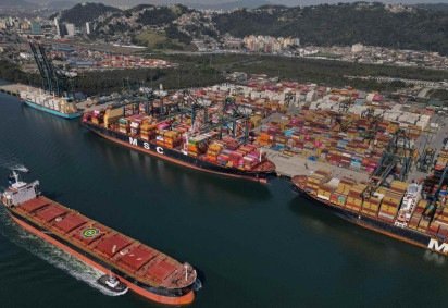  An aerial view picture of the port of Santos, the largest port complex in Latin America and one of the largest in the world, taken on July 17, 2025, in Santos, Sao Paulo state, Brazil. Brazil expressed its 'indignation' regarding the proposed 50-percent US trade tariff but stated it remained committed to negotiations, according to a letter to Washington that was made public on July 16, 2025. (Photo by Nelson ALMEIDA / AFP)
      Caption  -  (crédito:  AFP) - An aerial view picture of the port of Santos, the largest port complex in Latin America and one of the largest in the world, taken on July 17, 2025, in Santos, Sao Paulo state, Brazil. Brazil expressed its 'indignation' regarding the proposed 50-percent US trade tariff but stated it remained committed to negotiations, according to a letter to Washington that was made public on July 16, 2025. (Photo by Nelson ALMEIDA / AFP)
      Caption  -  (crédito:  AFP)