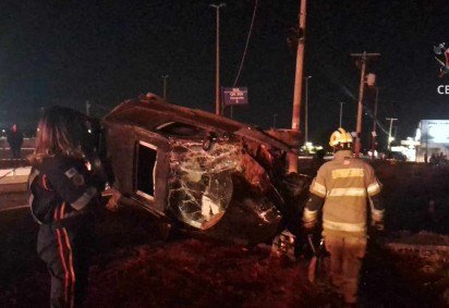 Carro capota e atinge poste em avenida movimentada de Samambaia