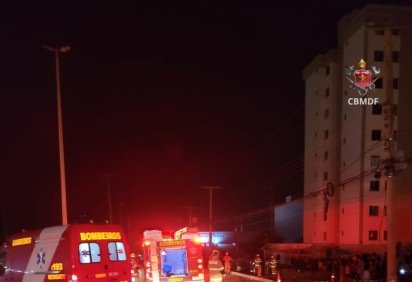 Carro capota e atinge poste em avenida movimentada de Samambaia