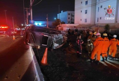 Carro capota e atinge poste em avenida movimentada de Samambaia