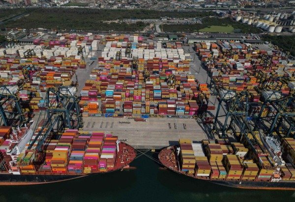No período, as exportações totais somaram US$ 29,9 bilhões, enquanto as importações atingiram US$ 23,7 bilhões. - (crédito: AFP)