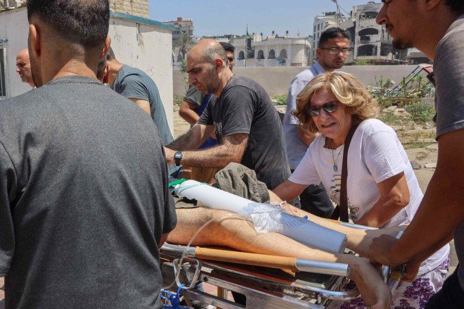 Palestinos feridos em um ataque israelense à igreja da Sagrada Família recebem tratamento no hospital Arab Ahli, também conhecido como Batista, na Cidade de Gaza, em 17 de julho de 2025 - (crédito: Omar AL-QATTAA/AFP) Palestinos feridos em um ataque israelense à igreja da Sagrada Família recebem tratamento no hospital Arab Ahli, também conhecido como Batista, na Cidade de Gaza, em 17 de julho de 2025 - (crédito: Omar AL-QATTAA/AFP)