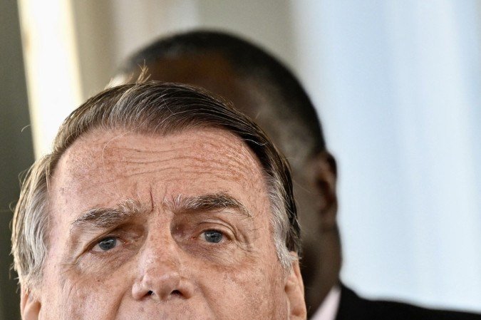 Jair Bolsonaro proibido de sair, de postar e de se aproximar
