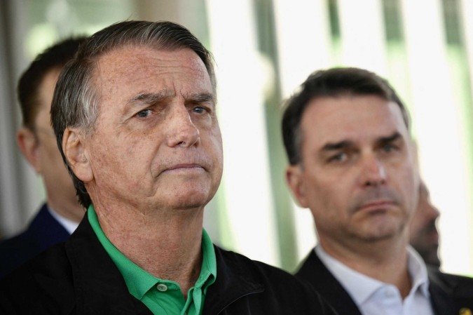 Ex-presidente Jair Bolsonaro e Flavio Bolsonaro