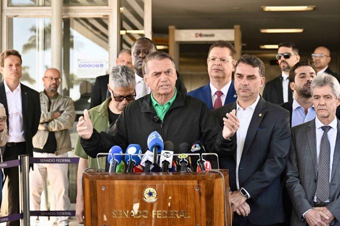 Na entrevista coletiva, Jair Bolsonaro se dispôs a negociar com o presidente dos EUA: "Vamos supor que o Trump queira anistia. É muito?" - (crédito: AFP) Na entrevista coletiva, Jair Bolsonaro se dispôs a negociar com o presidente dos EUA: "Vamos supor que o Trump queira anistia. É muito?" - (crédito: AFP)