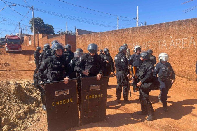 A tropa de choque da PM foi acionada para liberar acesso às máquinas - (crédito: Davi Cruz/CB/DA Press) A tropa de choque da PM foi acionada para liberar acesso às máquinas - (crédito: Davi Cruz/CB/DA Press)