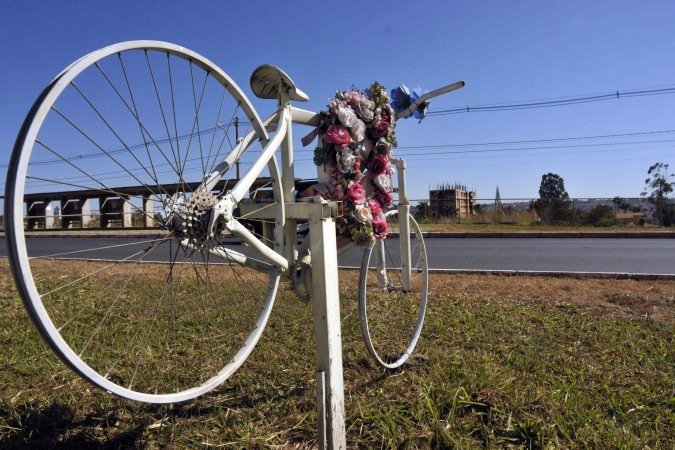 Com uma coroa de flores, a ghost bike de Amanda Martins, na EPTG 