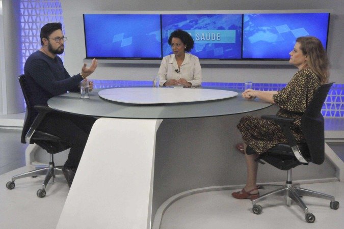 As jornalistas Carmen Souza (C) e Paloma Oliveto entrevistam o doutor em neurologia e neurociências e professor da UCB Leandro Freitas sobre as consequências da solidão para a saúde -  (crédito:  Marcelo Ferreira/CB/D.A Press)