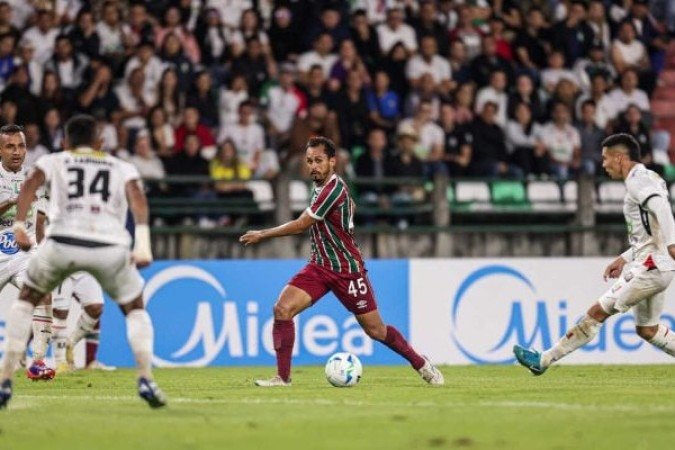 LIMA - Poderia ter mudado o jogo em cabeçada na reta final do jogo, mas foi outro a acertar a trave. NOTA 5,5. Foto: Marcelo Gonçalves/Fluminense