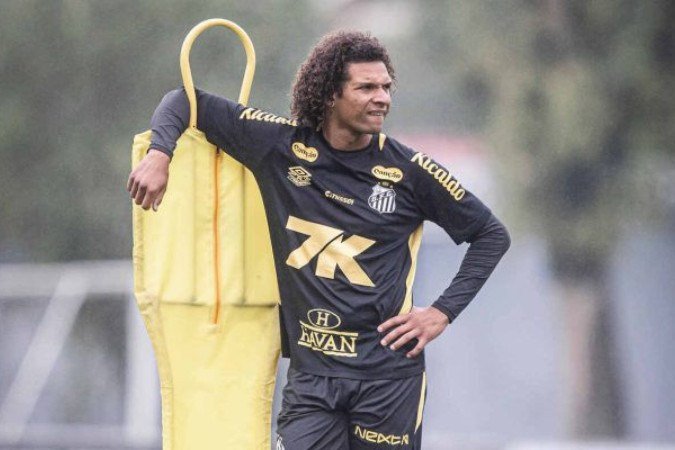 Jogador santista pede pés no chão após a grande vitória na última quarta-feira (16) - (crédito: Foto: Raul Baretta/ Santos FC.) Jogador santista pede pés no chão após a grande vitória na última quarta-feira (16) - (crédito: Foto: Raul Baretta/ Santos FC.)