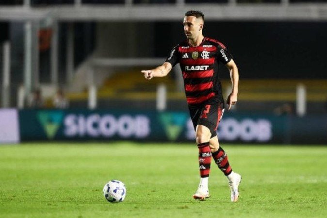 Léo Ortiz, do Flamengo, em ação contra o Santos na Vila Belmiro - (crédito: Foto: Gilvan de Souza/Flamengo) Léo Ortiz, do Flamengo, em ação contra o Santos na Vila Belmiro - (crédito: Foto: Gilvan de Souza/Flamengo)