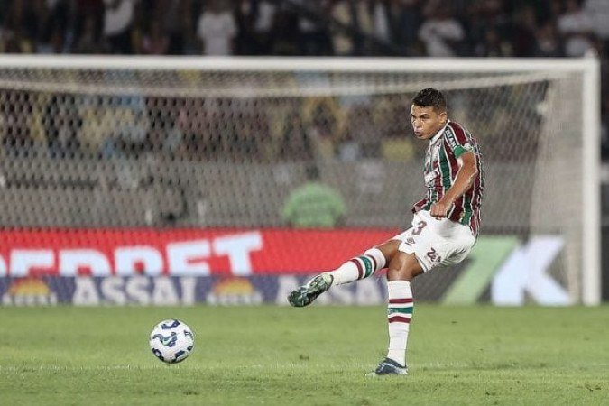 THIAGO SILVA - Boa saída de bola, mas se via correndo para trás com frequência por conta dos contra-ataques do Cruzeiro. NOTA 6,0. Foto: LUCAS MERÇON / FLUMINENSE F.C.
