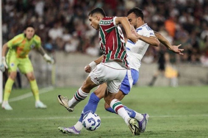 SERNA - Entrou bem, participando bastante das movimentações ofensivas. Jogou pela esquerda e também pela direita, acertando bola no travessão de Cássio. NOTA 6,5. Foto: LUCAS MERÇON / FLUMINENSE F.C.