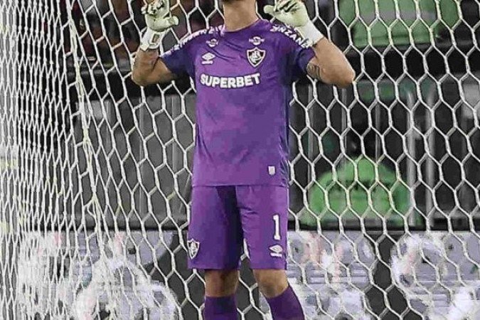 FÁBIO - Fez um milagre evitando golaço de Matheus Pereira, mas logo o Flu concedeu o primeiro gol, ainda no primeiro tempo. Não teve culpa nos gols. NOTA 6,5. Foto: LUCAS MERÇON / FLUMINENSE F.C.