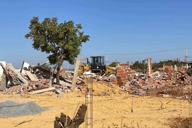 DF Legal derrubou 200 metros de muros e 500 metros de cercas do Trecho III do Sol Nascente -  (crédito: Davi Cruz/CB)