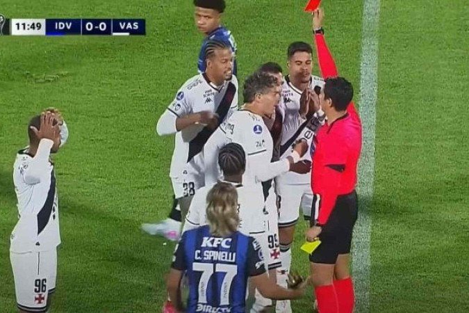 Lucas Piton recebeu cartão vermelho na partida do Vasco, em Quito, no Equador - (crédito: Foto: Reprodução) Lucas Piton recebeu cartão vermelho na partida do Vasco, em Quito, no Equador - (crédito: Foto: Reprodução)