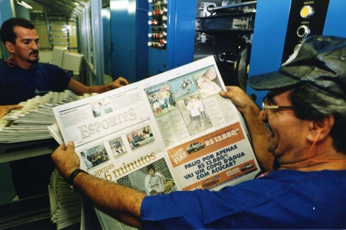 12/04/2000. Crédito: Fefferson Rudy/CB/D.A Press. Francionário Francisco Salis, de boné, exibe edição do Correio Braziliense que impresso na nova rotativa newsline. CB, 13/06/2000. Brasil, p. 9; CB - SEDE;