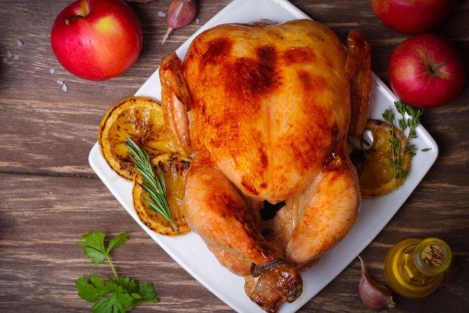 Frango assado com laranja e maçã (Imagem: shakim888
| Shutterstock) -  (crédito: EdiCase)