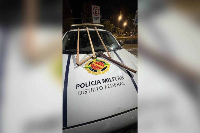 Os detidos, juntamente com as vítimas do ataque, foram encaminhados à Delegacia de Polícia para os procedimentos legais cabíveis - (crédito: Divulgação/PMDF) Os detidos, juntamente com as vítimas do ataque, foram encaminhados à Delegacia de Polícia para os procedimentos legais cabíveis - (crédito: Divulgação/PMDF)