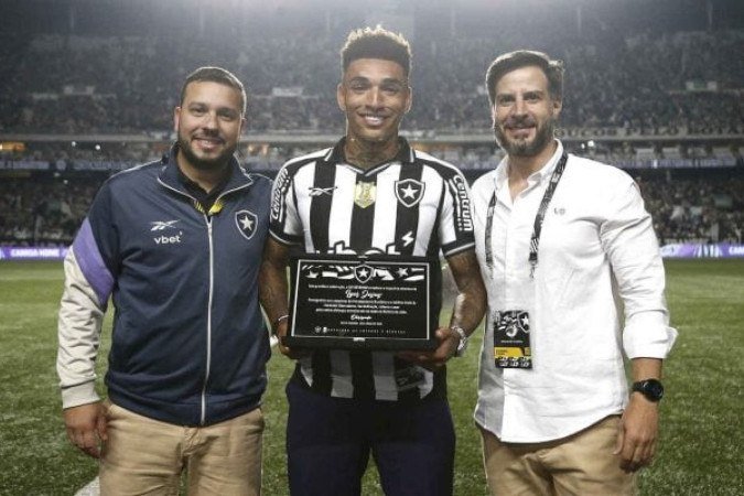 Igor Jesus recebe homenagem do Botafogo antes de atuar na Premier League - (crédito: Foto: Vitor Silva/Botafogo) Igor Jesus recebe homenagem do Botafogo antes de atuar na Premier League - (crédito: Foto: Vitor Silva/Botafogo)