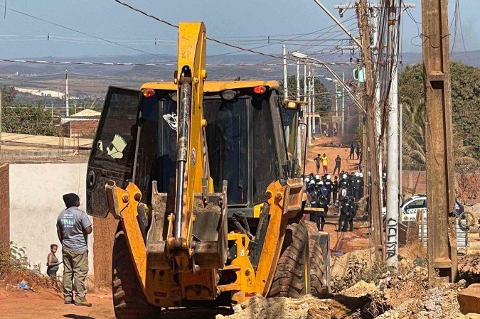 A ação provocou tensão e protestos. Moradores bloquearam acessos com barricadas de pneus e lixo em chamas. - (crédito: Davi Cruz/CB/DA Press) A ação provocou tensão e protestos. Moradores bloquearam acessos com barricadas de pneus e lixo em chamas. - (crédito: Davi Cruz/CB/DA Press)