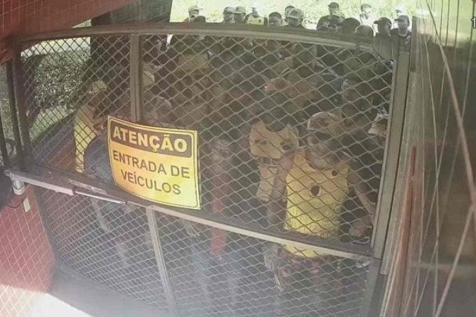 Torcedores pressionaram o portão para entrar no CT do Sport  -  (crédito: Foto: Reprodução)