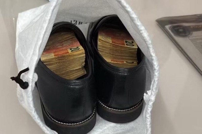 PF deflagra quinta fase da Operação Overclean e encontra R$ 10 mil em sapatos durante busca na casa de Francisco Nascimento, primo do deputado federal Elmar Nascimento (União-BA) - (crédito: Reprodução/Polícia Federal) PF deflagra quinta fase da Operação Overclean e encontra R$ 10 mil em sapatos durante busca na casa de Francisco Nascimento, primo do deputado federal Elmar Nascimento (União-BA) - (crédito: Reprodução/Polícia Federal)