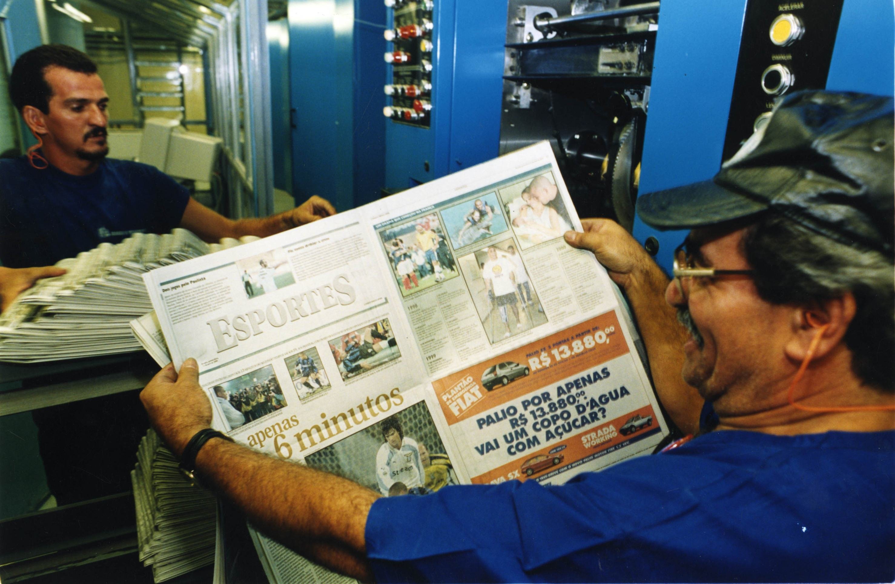 12/04/2000. Crédito: Fefferson Rudy/CB/D.A Press. Francionário Francisco Salis, de boné, exibe edição do Correio Braziliense que impresso na nova rotativa newsline. CB, 13/06/2000. Brasil, p. 9; CB - SEDE;
