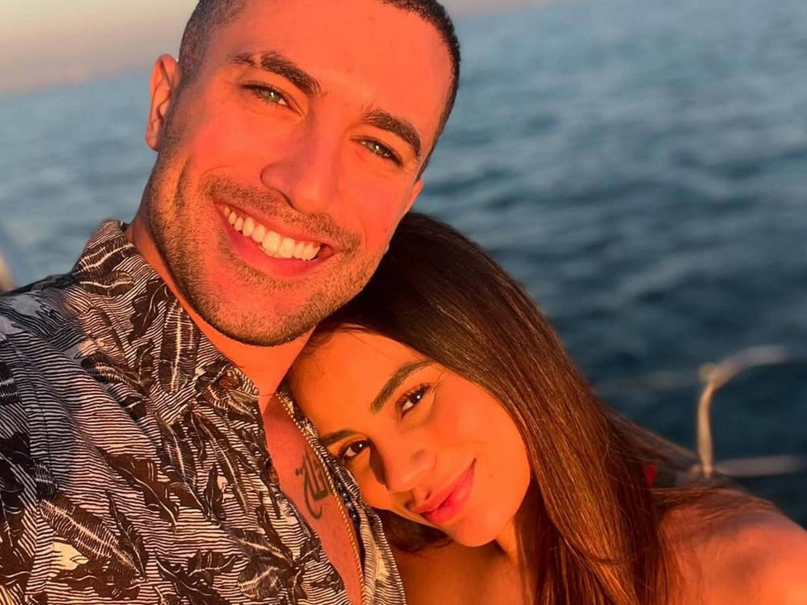 Lexa muda de canal em cenas quentes do marido em novelas