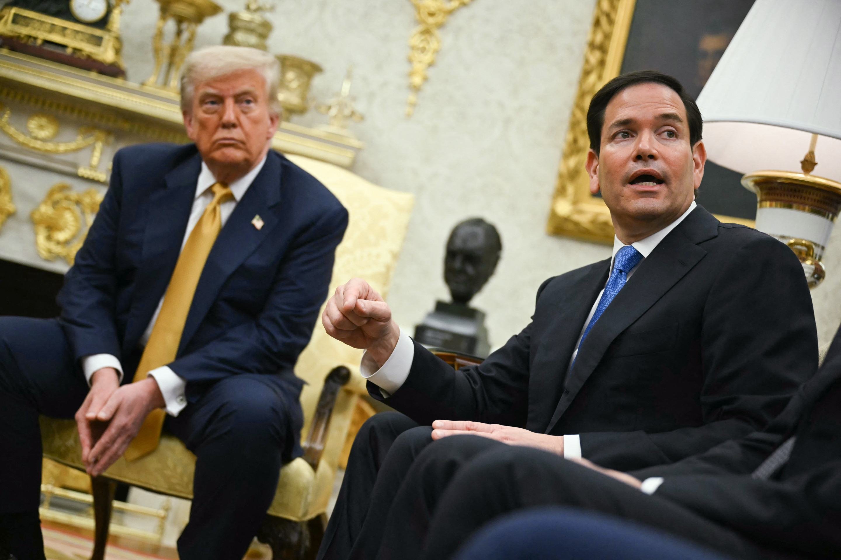  US President Donald Trump listens to Secretary of State Marco Rubio speak during a meeting in the Oval Office of the White House in Washington, DC, on July 16, 2025.  -  (crédito: ANDREW CABALLERO-REYNOLDS / AFP)