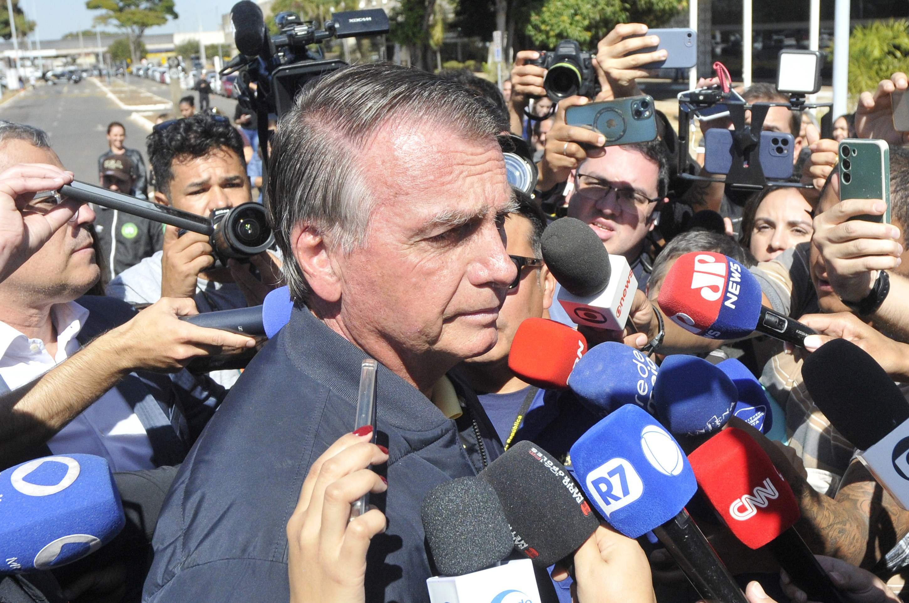 A decisão de Moraes determina ainda que Bolsonaro não pode usar redes sociais, se comunicar com embaixadores e diplomatas estrangeiros ou nem com outros réus e investigados pelo STF, incluindo o filho Eduardo Bolsonaro. Ele também deve cumprir recolhimento domiciliar de 19h às 6h
