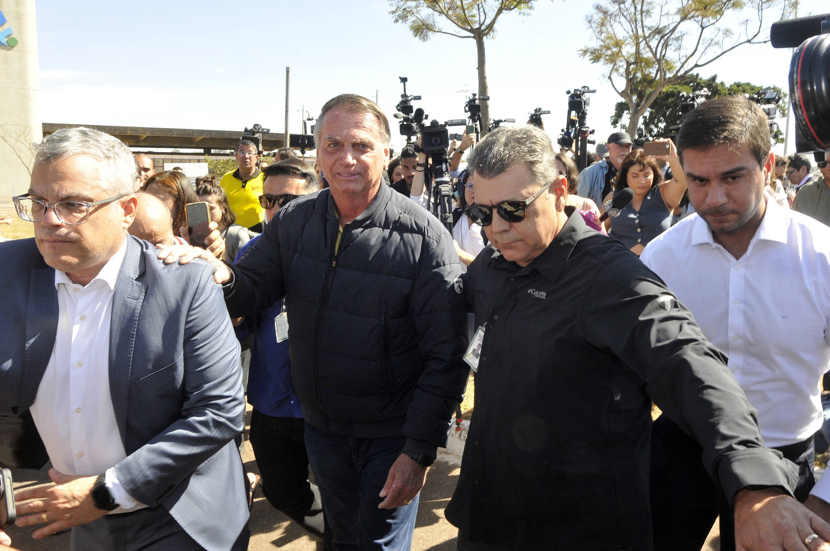 Decisão de Moraes aponta que Bolsonaro e o filho Eduardo 