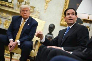  US President Donald Trump listens to Secretary of State Marco Rubio speak during a meeting in the Oval Office of the White House in Washington, DC, on July 16, 2025.  -  (crédito: ANDREW CABALLERO-REYNOLDS / AFP)