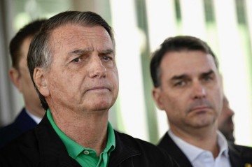 Aliados dizem que Flávio precisa preservar o discurso voltado ao centro sem perder a identidade política construída ao lado do pai ao longo dos últimos anos - (crédito: Mateus Bonomi/AFP) Aliados dizem que Flávio precisa preservar o discurso voltado ao centro sem perder a identidade política construída ao lado do pai ao longo dos últimos anos - (crédito: Mateus Bonomi/AFP)