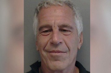 'Eles me investigaram por meses — não encontraram NADA!!! (...) É uma delícia poder escolher a hora de dizer adeus (...) Não tem diversão — não vale a pena', teria escrito Epstein -  (crédito: AFP)