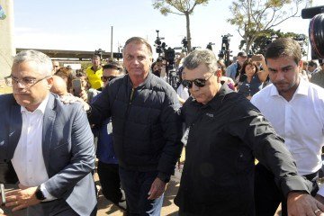 Bolsonaro é conduzido ao Centro Integrado de Monitoração Eletrônica, da Secretaria de Administração Penitenciária do Distrito Federal -  (crédito:  Marcelo Ferreira/CB/D.A Press)