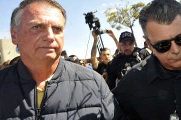  18/07/2025 Cr..dito: Marcelo Ferreira/CB/D.A Press. Brasil. Bras..lia - DF - Ex-presidente Jair Bolsonaro .. conduzido ao Centro Integrado de Monitora....o Eletr..nica, da Secretaria de Administra....o Penitenci..ria do Distrito Federal para colocar tornozeleira eletr..nica.
     -  (crédito:  Marcelo Ferreira/CB/D.A Press)