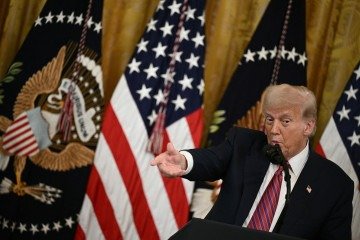  US President Donald Trump speaks before signing the GENIUS Act (Guiding and Establishing National Innovation for US Stablecoins Act), which codifies the use of stablecoins -- cryptocurrencies pegged to stable assets like the US dollar or US bonds -- in the East Room of the White House in Washington, DC, on July 18, 2025. (Photo by Brendan SMIALOWSKI / AFP)
       -  (crédito:  AFP)