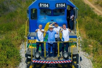 Lula e comitiva durante evento em Missão Velha, no Ceará, para anunciar investimentos para a ferrovia Transnordestina -  (crédito: Ricardo Stuckert/PR )