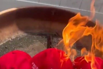 Bonés do movimento "Faça a América Grande Novamente" são queimados 