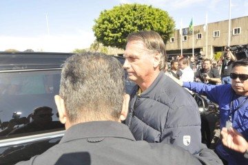 Bolsonaro depois de colocar a a tornozeleira, como determinado por Moraes. Ex-presidente afirma ser 'humilhado por algo que não fiz' -  (crédito: Marcelo Ferreira/CB/D.A Press)