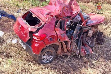 O Renault Kwid foi o veículo mais danificado e era conduzido pela vítima que sofreu ferimentos mais graves -  (crédito: CBMDF)
