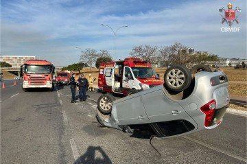 O carro capotou após colidir contra outro veículo na via  -  (crédito: CBMDF)
