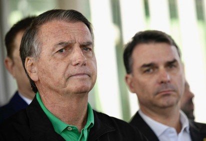 Aliados dizem que Flávio precisa preservar o discurso voltado ao centro sem perder a identidade política construída ao lado do pai ao longo dos últimos anos -  (crédito: Mateus Bonomi/AFP) -Aliados dizem que Flávio precisa preservar o discurso voltado ao centro sem perder a identidade política construída ao lado do pai ao longo dos últimos anos -  (crédito: Mateus Bonomi/AFP)